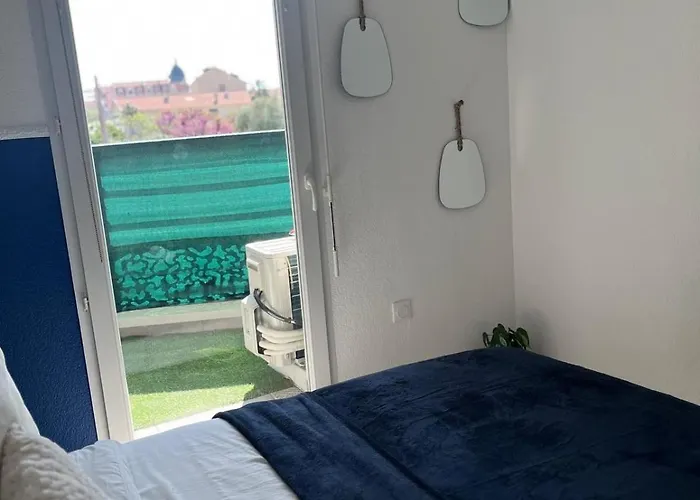 French Riviera, Parking Gratuit, Tram L1 Au Pied De L'immeuble Nizza