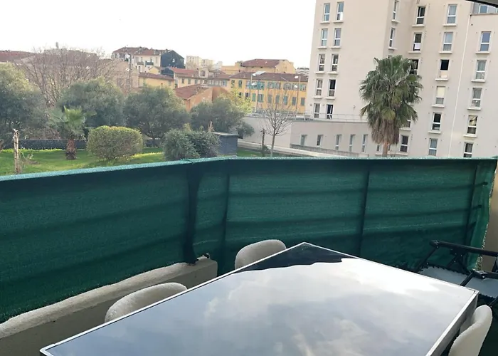 French Riviera, Parking Gratuit, Tram L1 Au Pied De L'immeuble